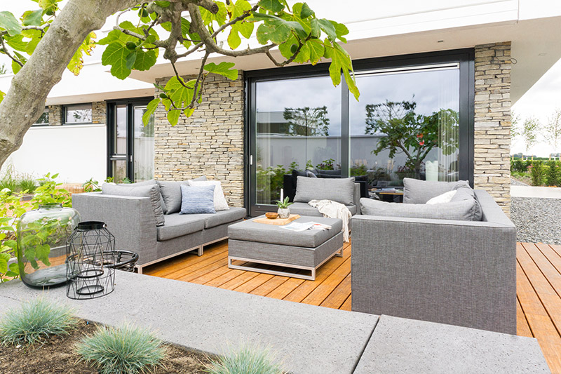 Tuininspiratie voor een mooie zithoek op een houten terras | Stek Magazine