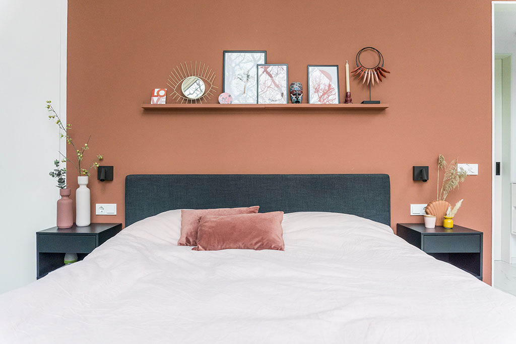 Slaapkamer met roze muur | Boxspring bed | Stek Magazine