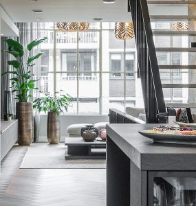 Woonkamer met open trap