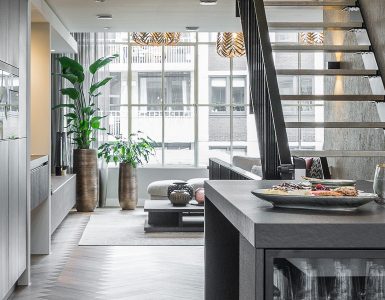 Woonkamer met open trap