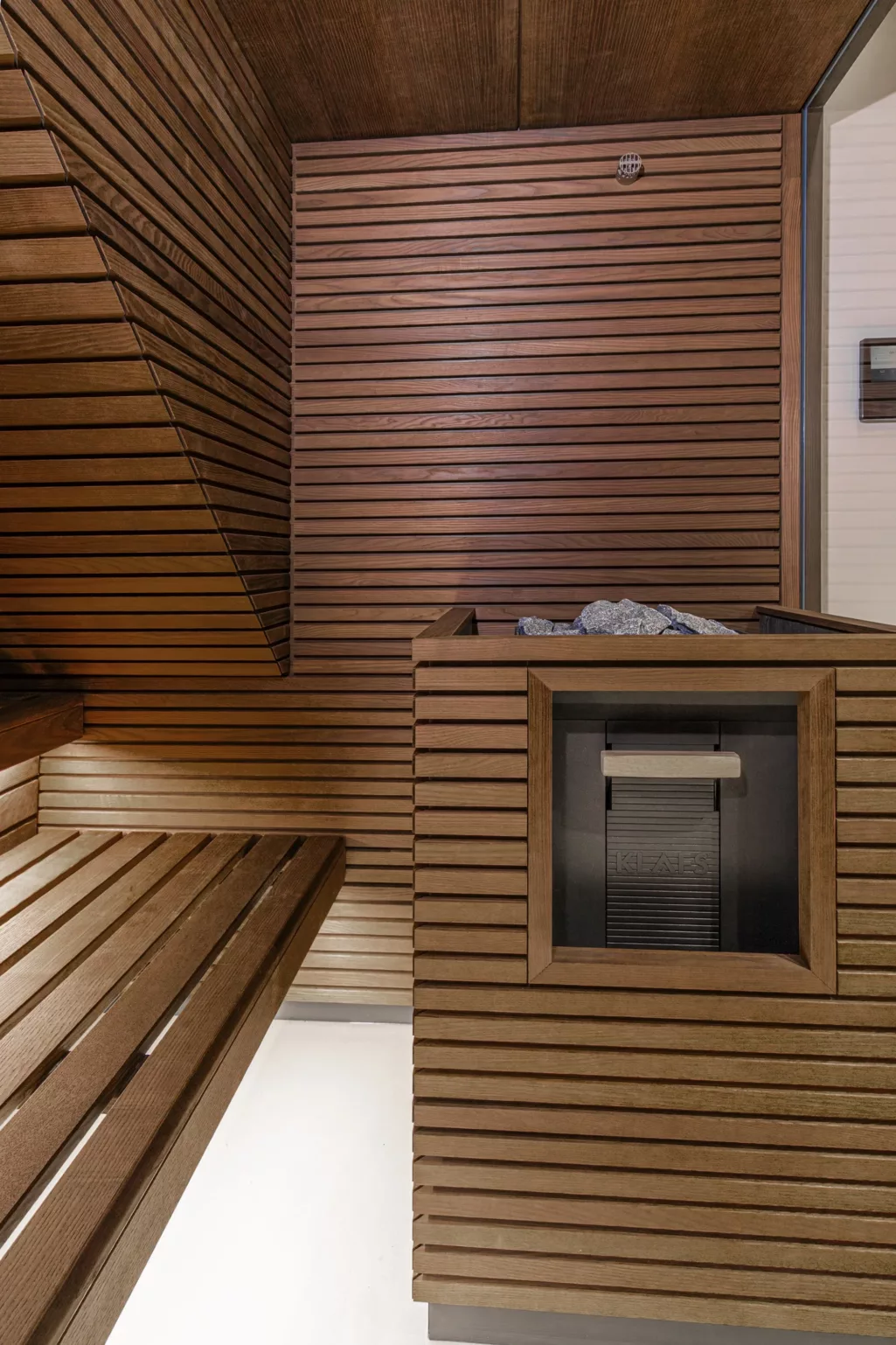 Sauna in badkamer, opgiet paneel in houten latten