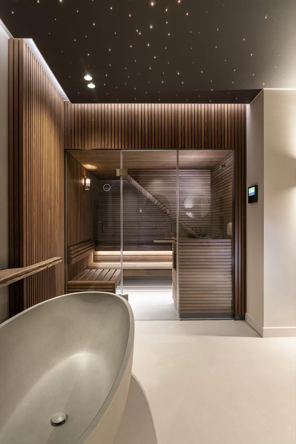Sauna in badkamer met grote glazen band, sauna bankje