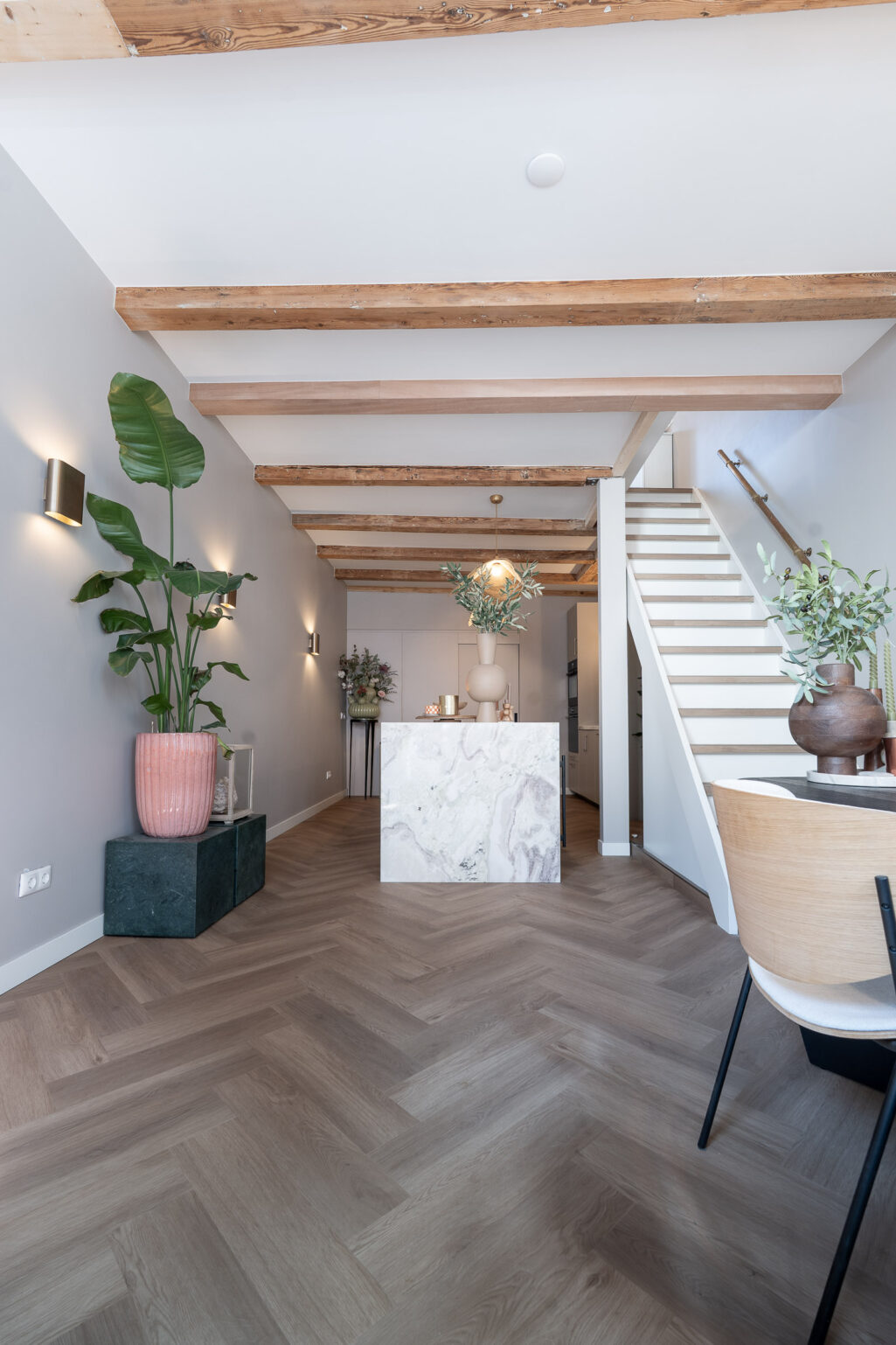 Binnenkijken in een voormalig café, verbouwd tot woonhuis met visgraat vloer en open keuken