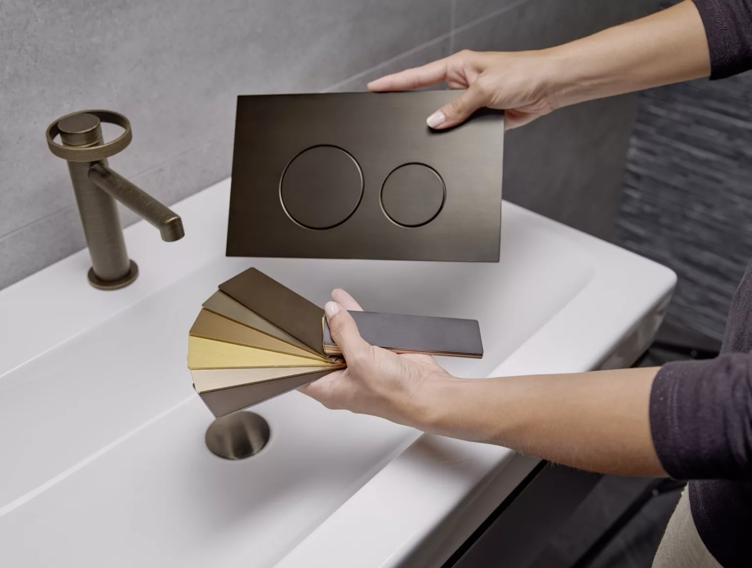 Messing kraan met bijpassende toiletbediening in dezelfde kleur messing