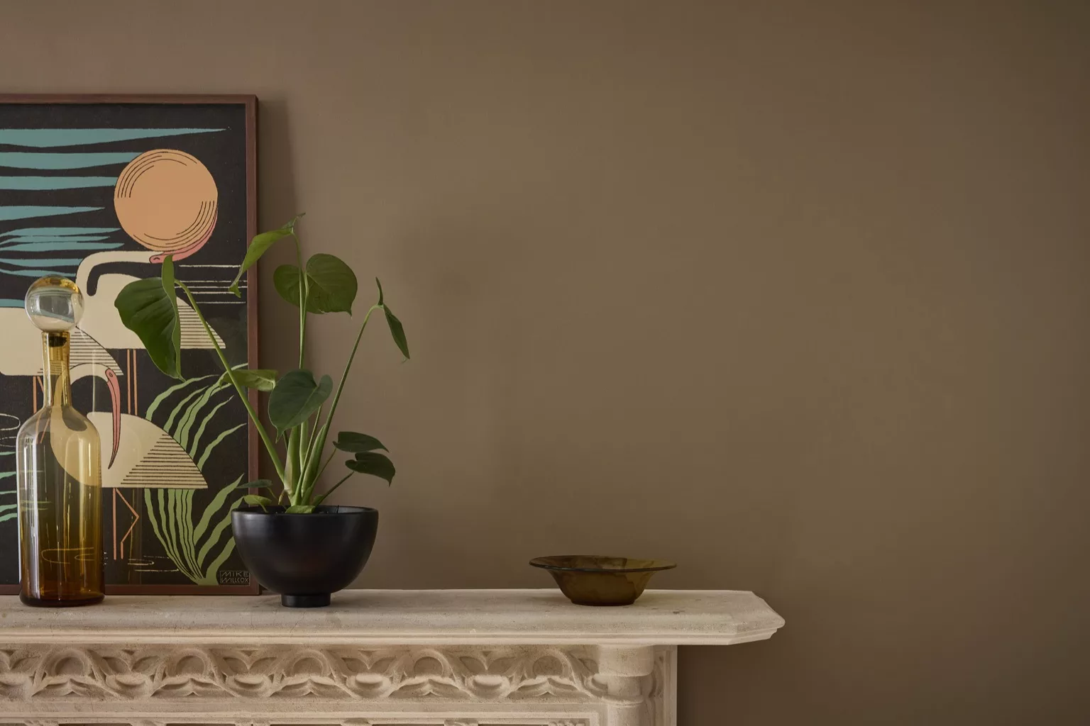 Bruine kleur Marle op wand met marmer sidetable