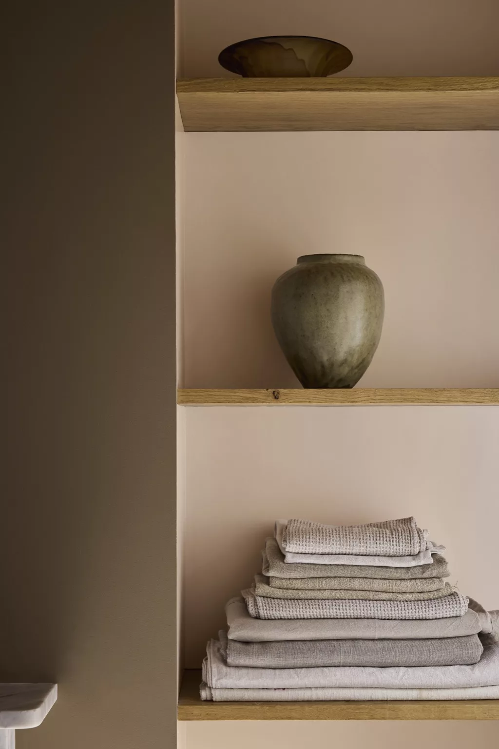 Nis met planken geverfd in bruin en roze kleuren