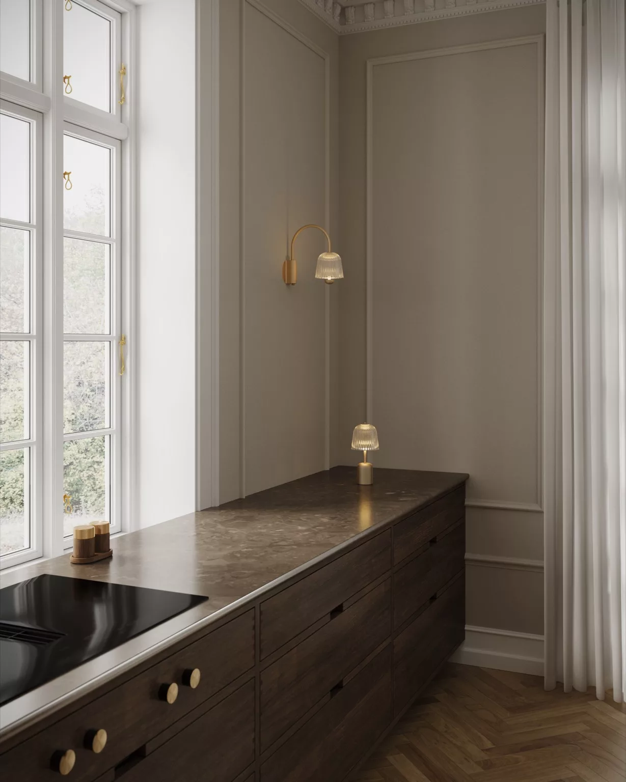 Rechte keuken donkerbruine houten kastjes, marmer bruin blad, nuura draadloze lamp Asteea op het werkblad, zandkleurige wanden, visgraat vloer