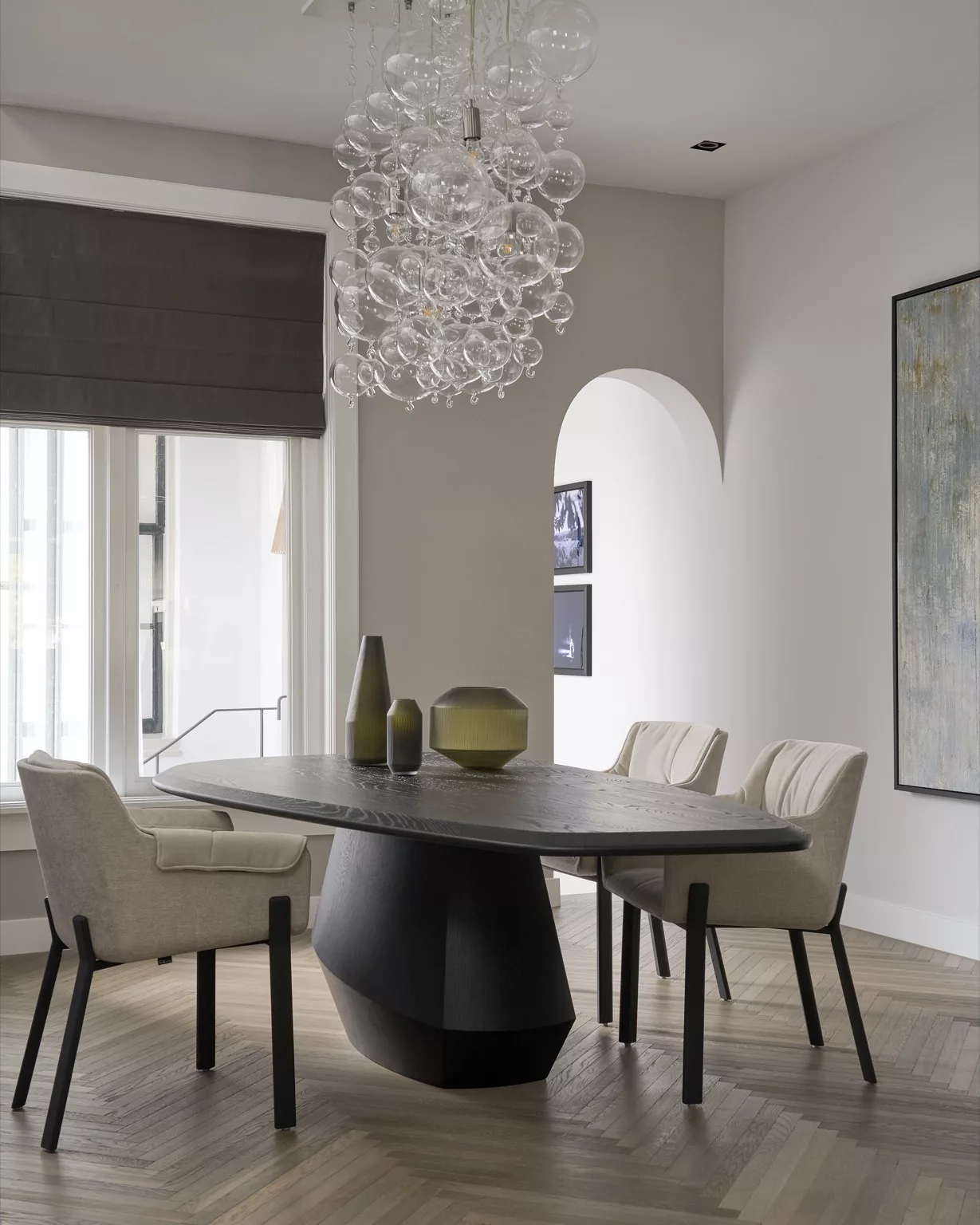 Facet tafel ontworpen door Remy Meijers in een donkere noten houten kleur in een aardetint eetkamer.