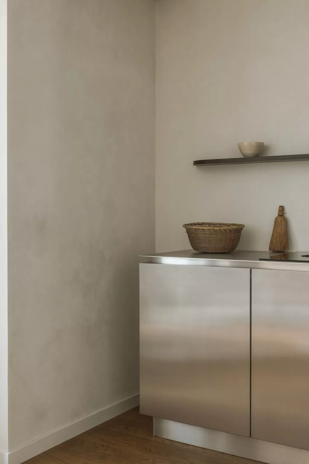 Lichte wanden, lichte keukenkasten, stalen aanrechtblad