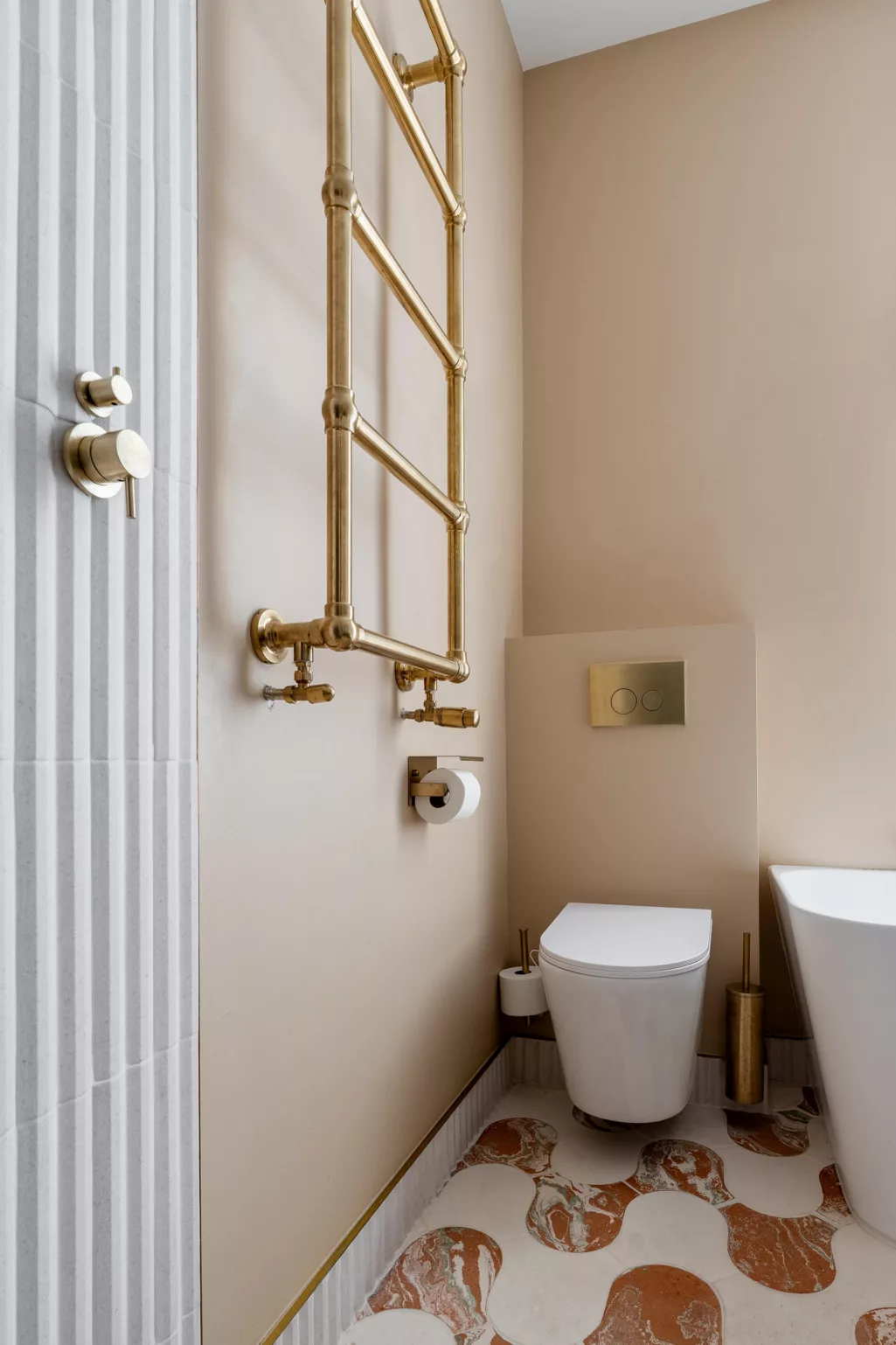 Deze radiator is echt de eyecatcher in de badkamer. Een vintage ogende radiator van dikke buizen in koperkleur. 