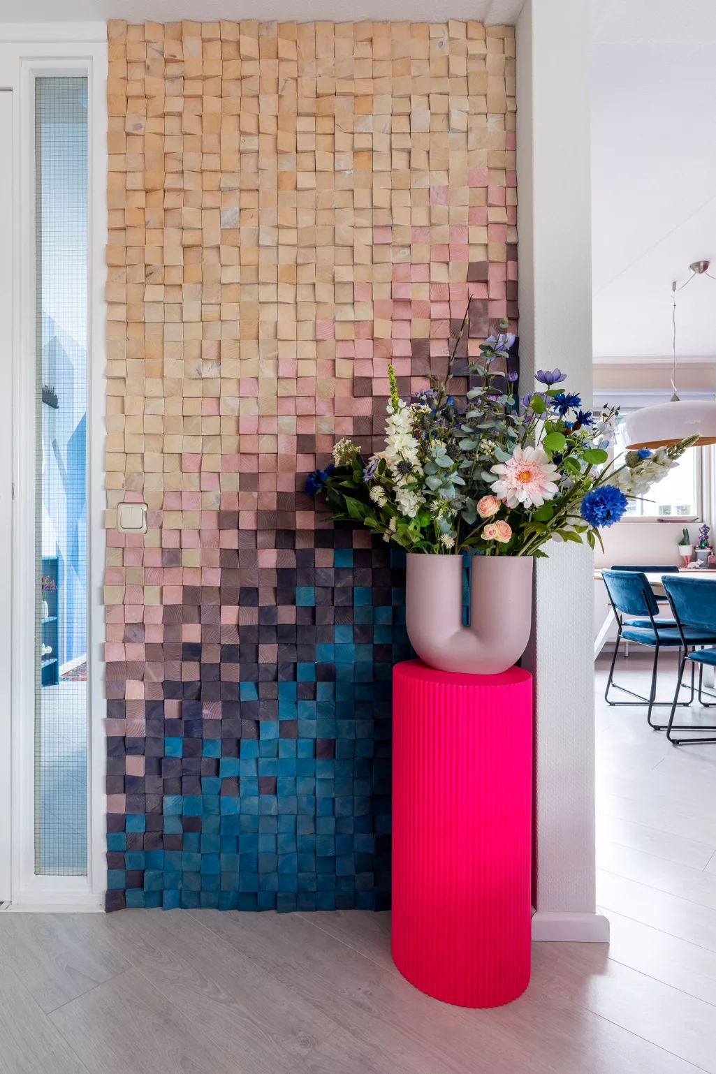 DIY wand met kleine houten blokjes. geverfd in diverse kleuren van turquoise tot zandkleur. 