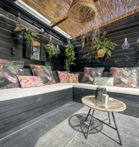 Overkapping tuin, hoekbank steigerhout, rieten dak