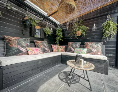 Overkapping tuin, hoekbank steigerhout, rieten dak