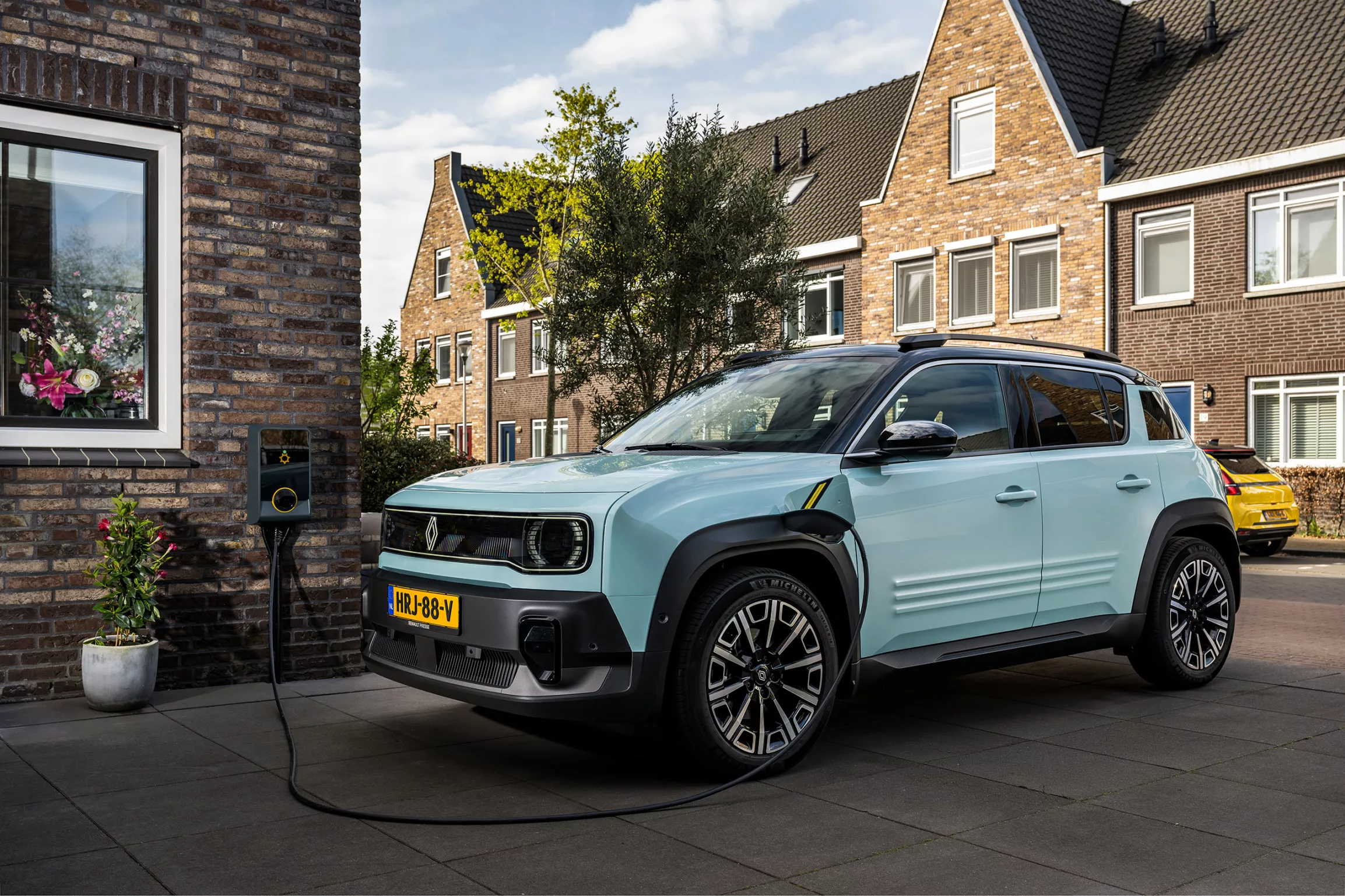 Oprit nieuwbouwwoning met laadpaal