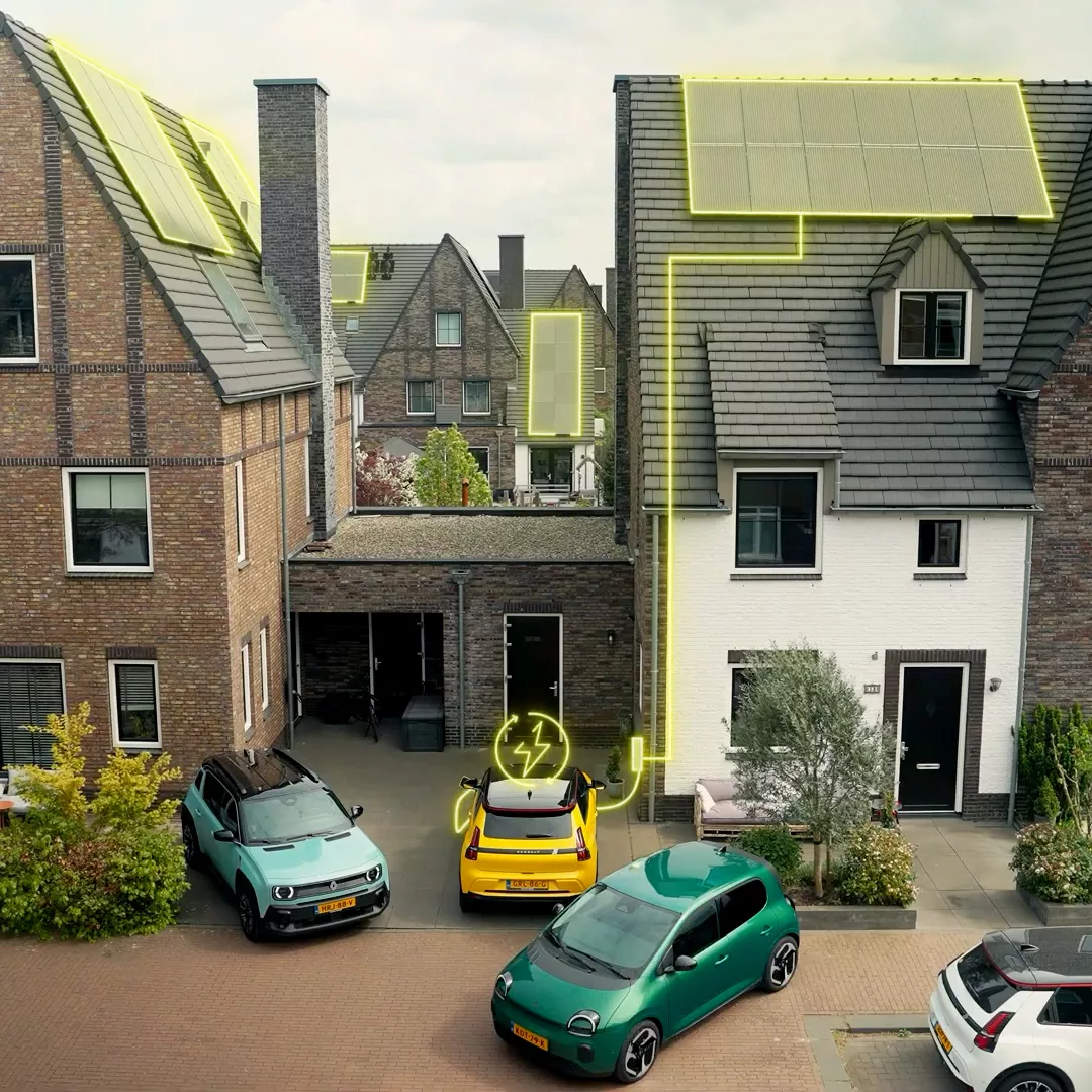 Twee onder 1 kap woningen, nieuwbouw, zonnepaneel op het dak, 3 auto's aan laadpalen op de oprit