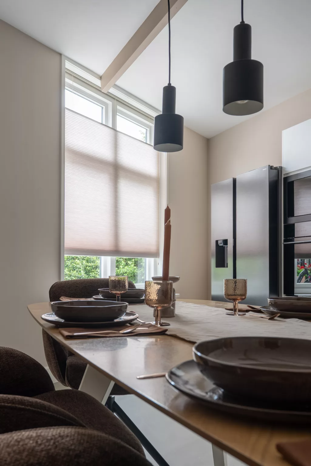 Woonkeuken met licht beige plissé gordijnen
