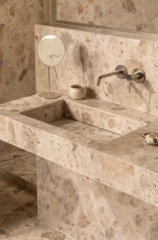 Badkamermeubel met natuursteen beige wasbak en zelfde tegels, rvs kraan