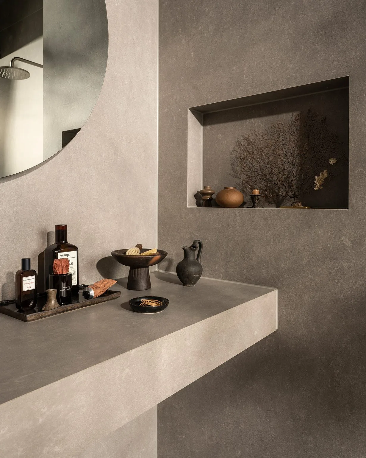 Donker beige badkamer met zwarte elementen, nis