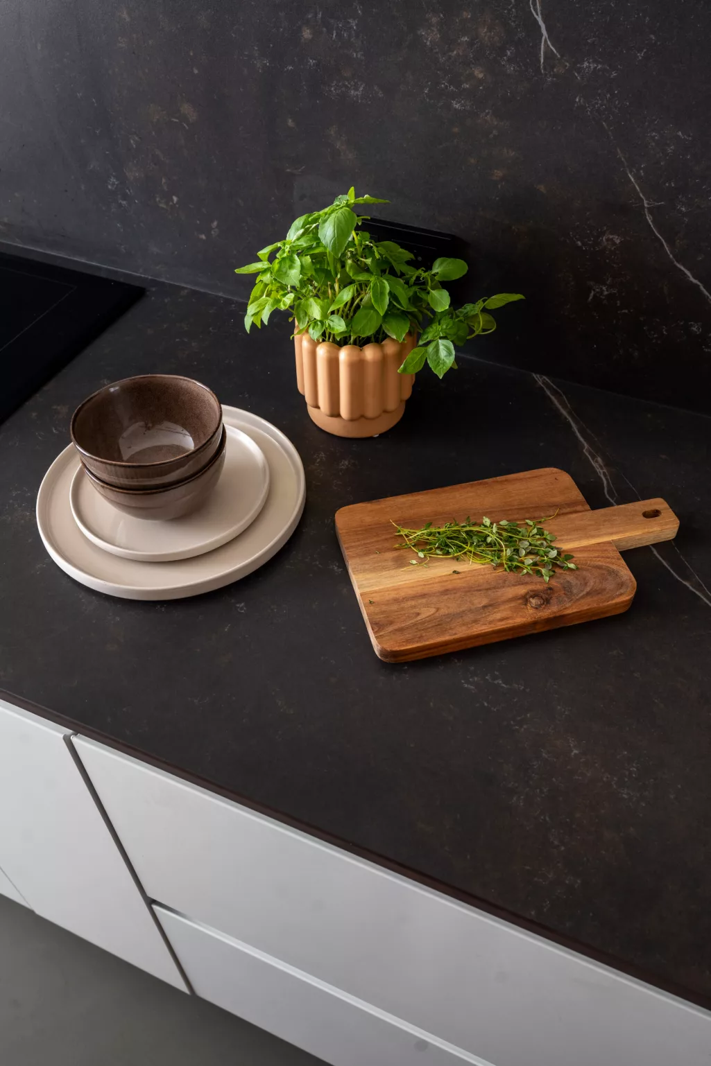 Accessoires op een natuursteen blad met bruine en lichtgrijze aders