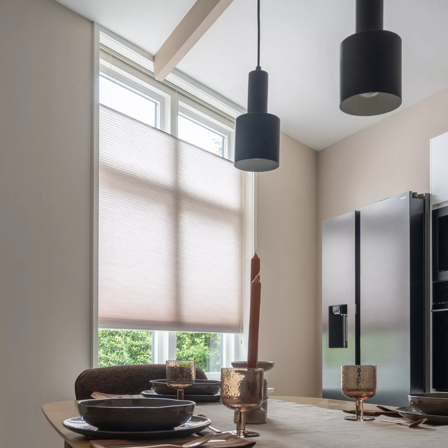 Keuken met grote Samsung ijskast met ijsdispenser, plissé gordijnen in naturel kleur