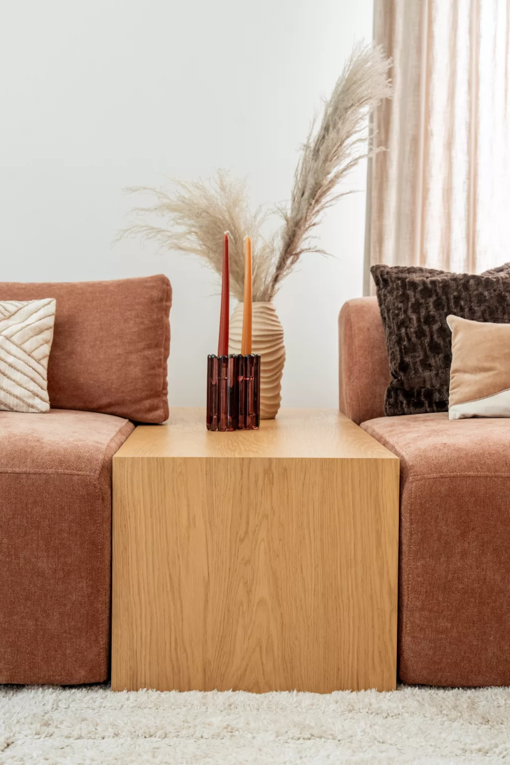 Detail van tafel element met zitelementen in terra en hout.