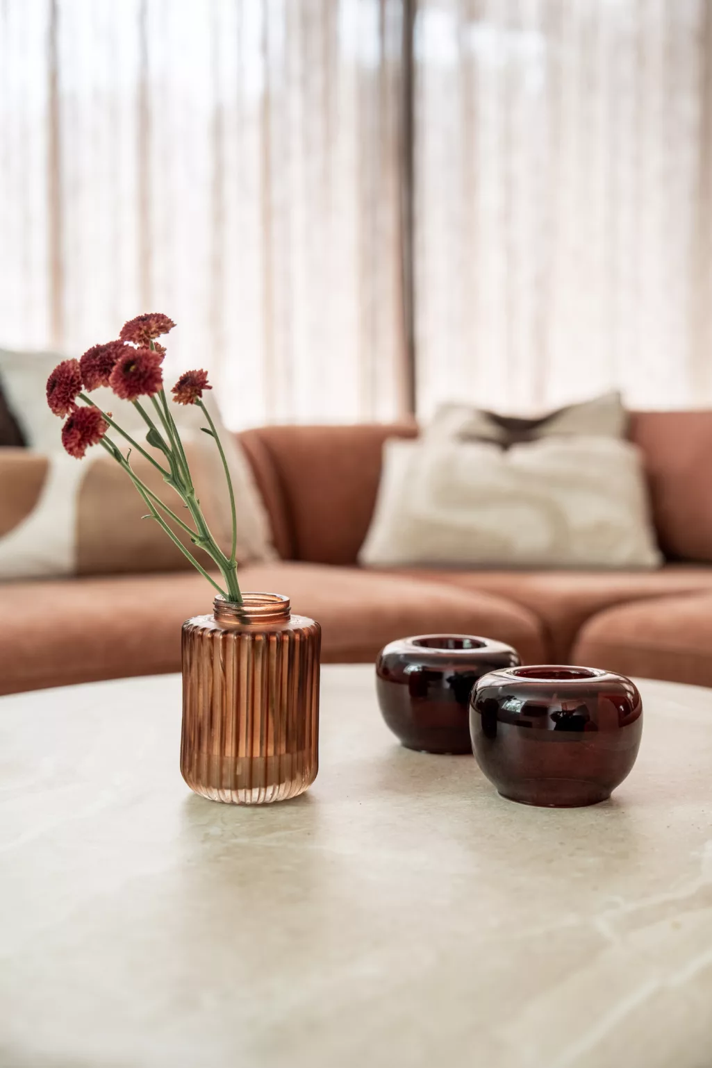 Marmer look salontafel met donkerbruine accessoires