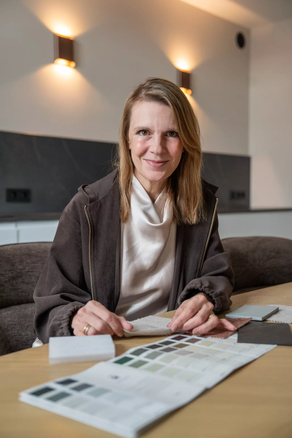 Julia Gajentaan aan keukentafel met kleurenkaart