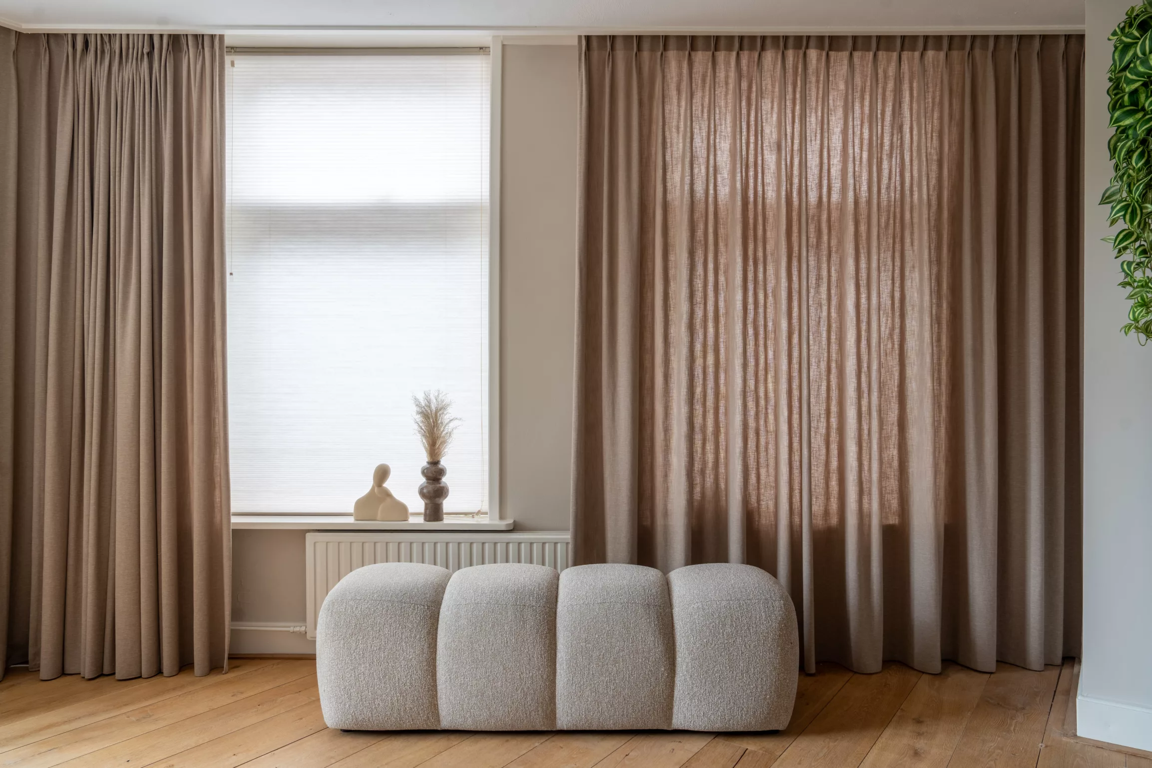 Overgordijnen linnen beige met bank in blokken kleur beige